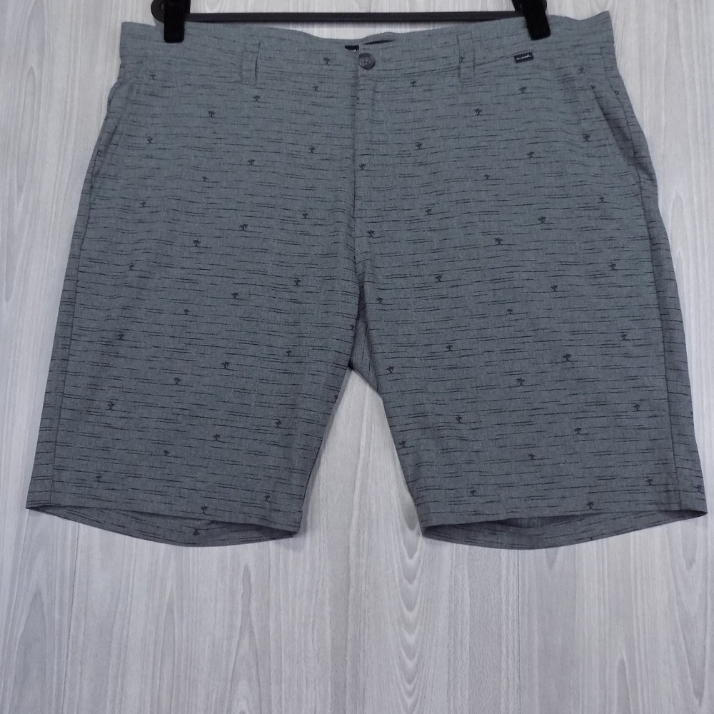 TravisMathew Golf Shorts Mens 42 Grey Palm Tree Stripe Activewear Outdoor EUC